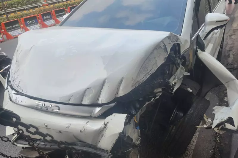 Mobil Listrik Tabrak Tiang Rambu-Pagar Trotoar di Jl. Gatot Subroto, Jaksel