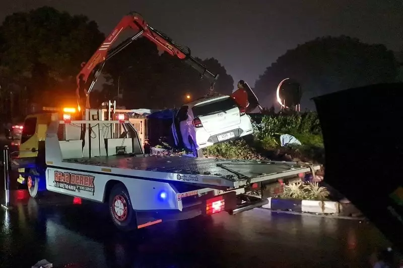 Mobil Tersangkut di Taman Kampus UPI Bandung, Diduga Pengemudi Baru Belajar