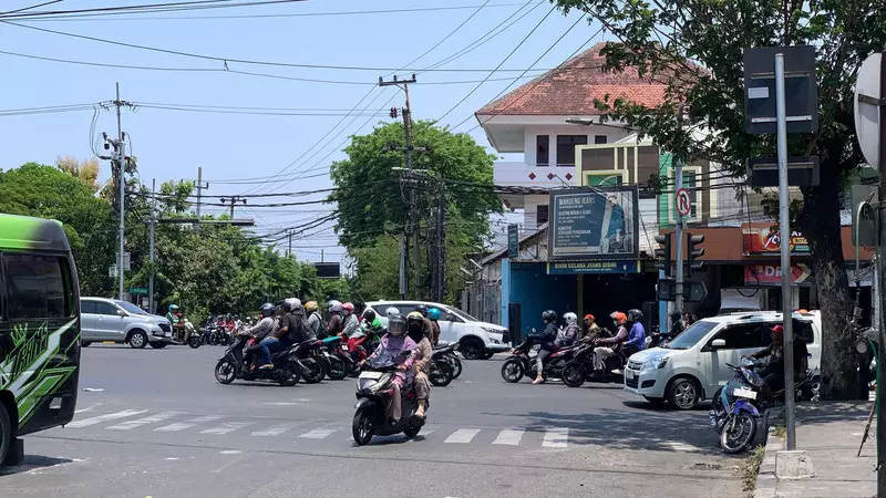 Momen Penindakan Tilang Manual di Surabaya: Tak Pakai Helm hingga Pelat Nomor