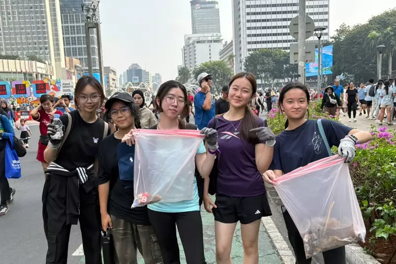 Operasi Semut Mahasiswa-Warga di CFD HI, Sampah Puntung Rokok Mendominasi