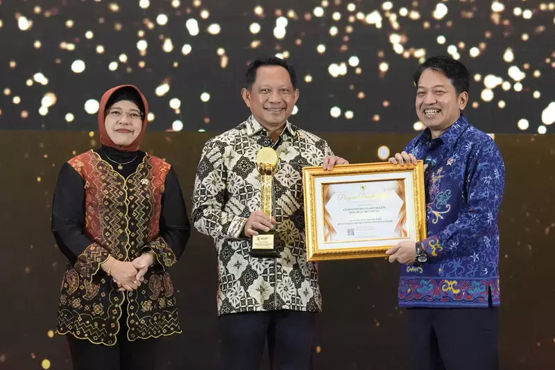 Optimalkan Statistik untuk Bangun Daerah, Kemendagri Raih Penghargaan dari BPS