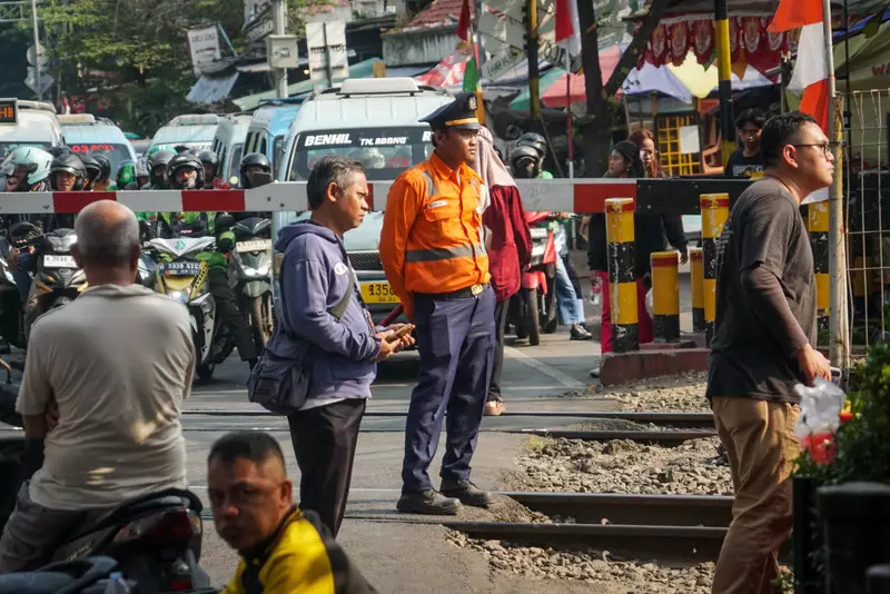 Pejalan Kaki Tertemper KRL di Dekat Stasiun Karet, Alami Luka Berat