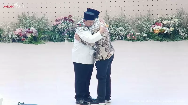 Pekik Free Palestine, Prabowo Dikalungkan Serban-Pelukan dengan Dubes Palestina
