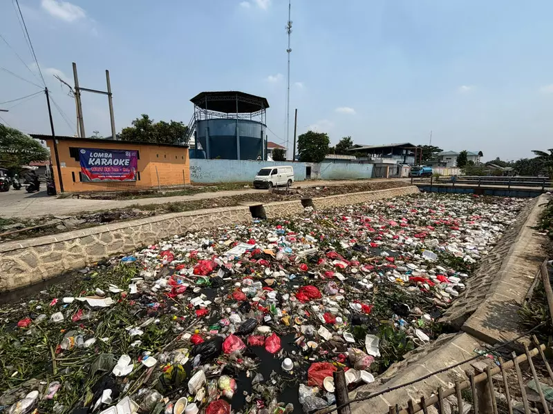 Penampakan Kali di Babelan Tertutup Sampah, Warga Kerja Bakti 5 Kali Seminggu