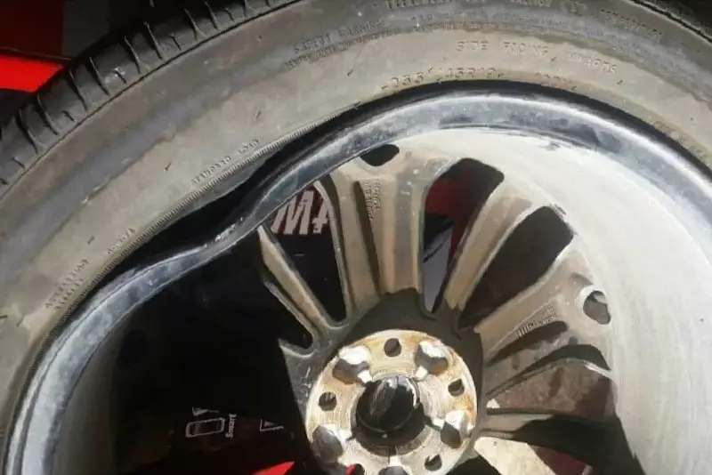 Penyebab Velg Mobil Penyok Selain Jalan Berlubang Beserta Biaya Reparasinya