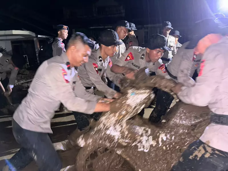 Polri Gerak Cepat Tangani Galodo di Solok, Buka Akses-Lakukan Trauma Healing