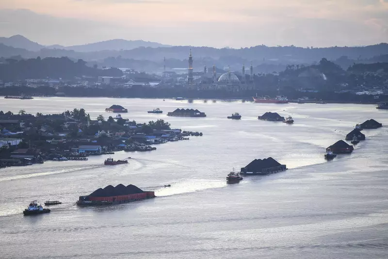 Populer: RI Kalah dari Vietnam Tarik Investasi; ESDM Setujui 95% RKAB 2026