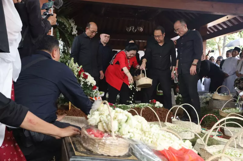 Potret Megawati Tabur Bunga di Atas Pusara Guruh Soekarnoputra