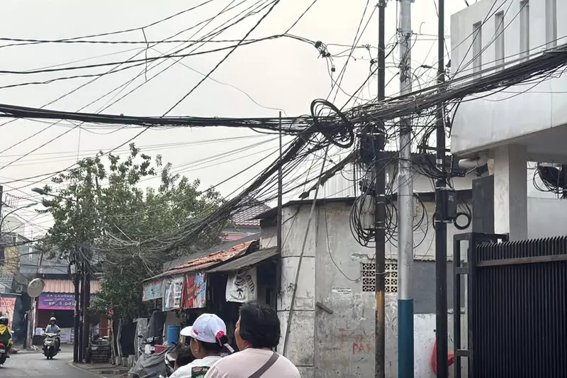 Resah Warga Cipinang Muara karena Kabel Semrawut, Pejalan Kaki pun Tersangkut
