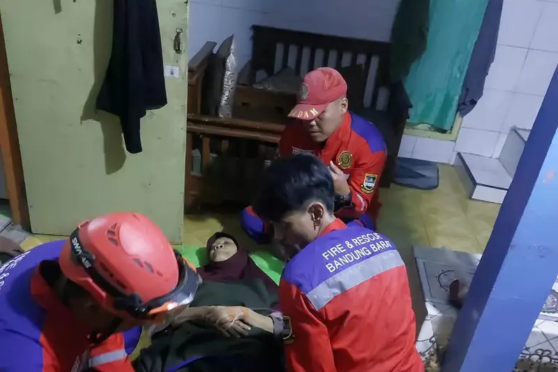 Rumah Warga di Bandung Barat Rusak Diterjang Banjir, Seorang Lansia Dievakuasi