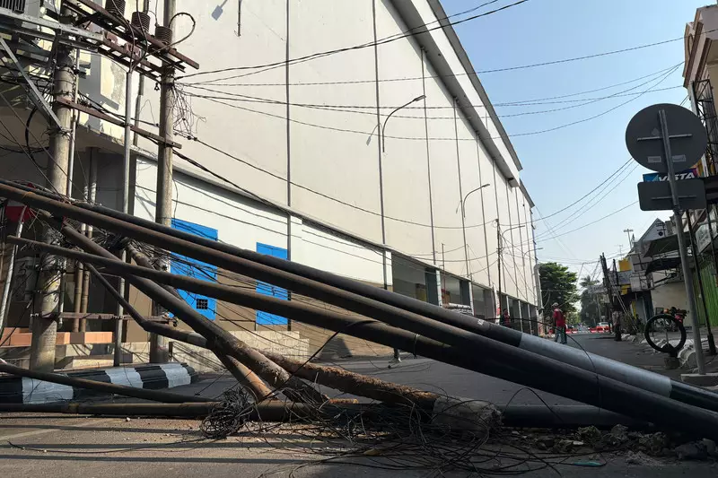 Semrawut, Tiang Penuh Kabel Optik di Kudus Timpa Pemotor hingga Pingsan