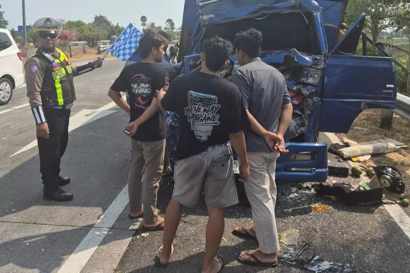 Sopir Ngantuk, Truk Alpukat Tabrak Truk Tangki di Tol Sumo: 1 Orang Tewas