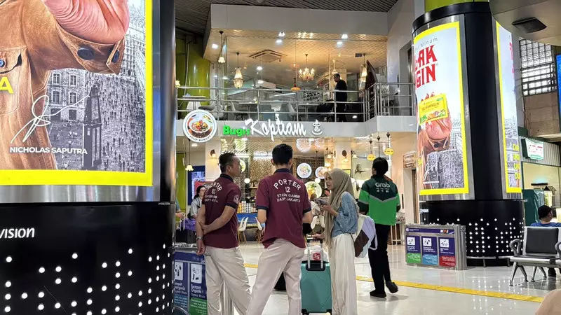 Tak Cuma Angkut Koper, Porter Gambir Ini Pernah Gendong Bayi hingga Penumpang