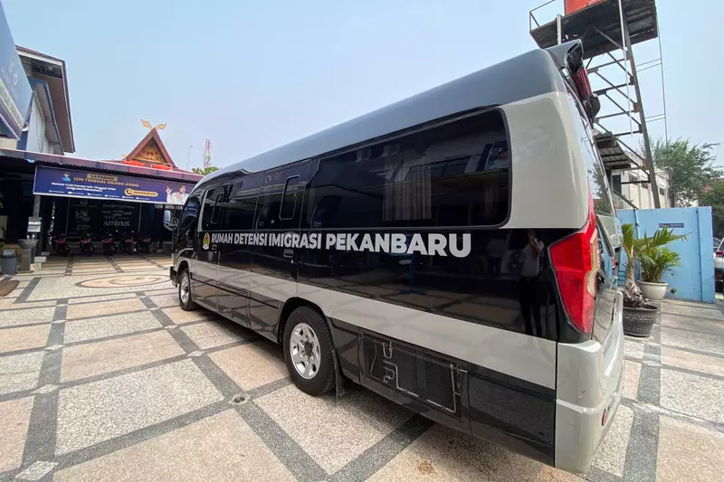 Tak Sekadar Paspor, Begini Petugas Imigrasi Periksa Dokumen WNI dan WNA