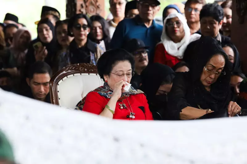 Tangis Megawati Iringi Pemakaman Guruh Soekarnoputra