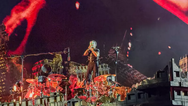 The Weeknd Sukses Hibur Fans di Jakarta: Turun Panggung Ajak Penonton Nyanyi