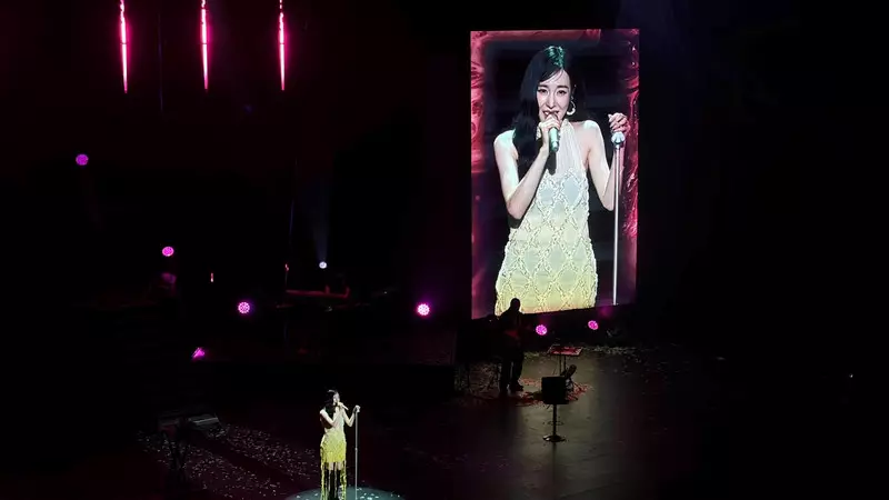 Tiffany Young Sukses Sapa SONE Lewat 'Edge of Calm Tour in Jakarta'