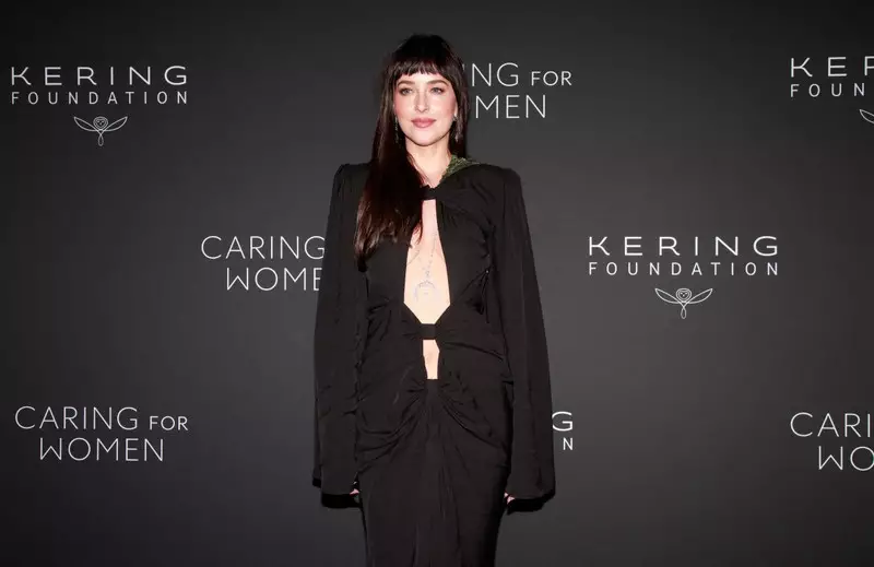 Tren Kuku Brown Sugar Espresso Dakota Johnson Curi Perhatian Milan Fashion Week