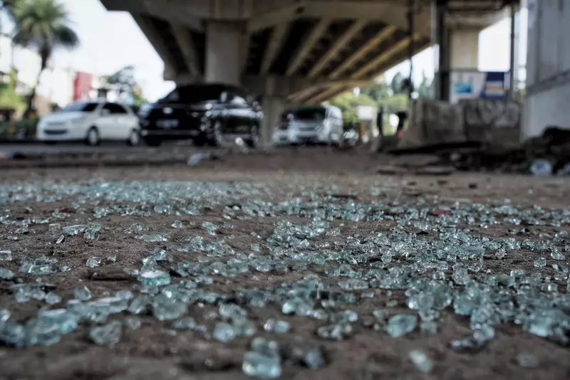 Truk Pengangkut Gas Tabrak Pembatas Jalan Tol Jagorawi, Sopir Diduga Microsleep