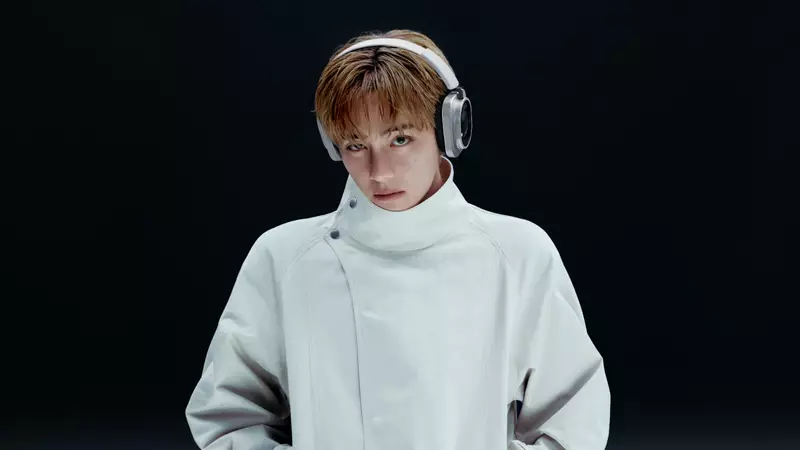 V BTS Jadi Brand Ambassador Nothing, Tampil Memikat Pakai Headphone Futuristik