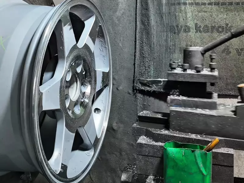 Velg Mobil Bermotif Diamond Cut Lecet, Reparasi Butuh Mesin Khusus