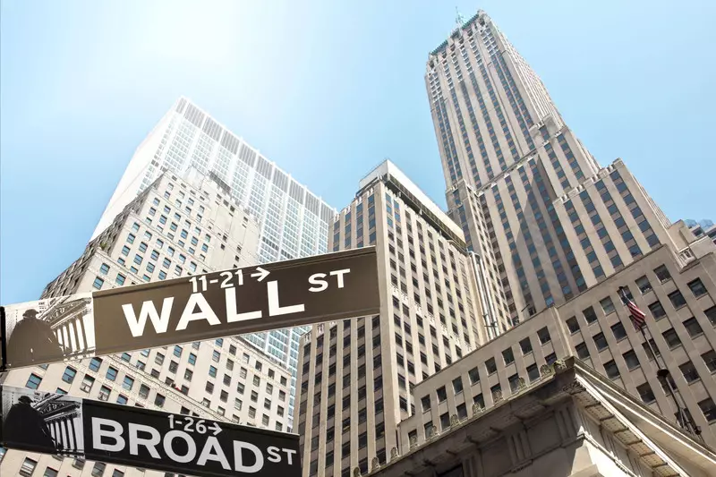 Wall Street Melemah, Investor Cermati Situasi Perang di Iran-Suku Bunga The Fed